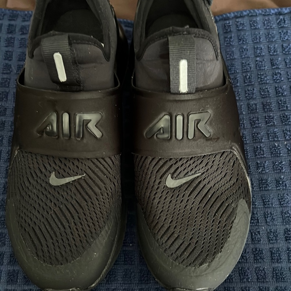 Black Nike slip on’s